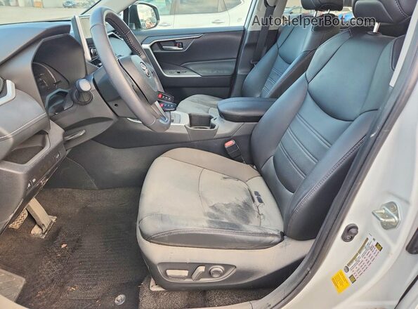 2T3C1RFV8RW342810 2024 TOYOTA RAV4 White Front interior view
