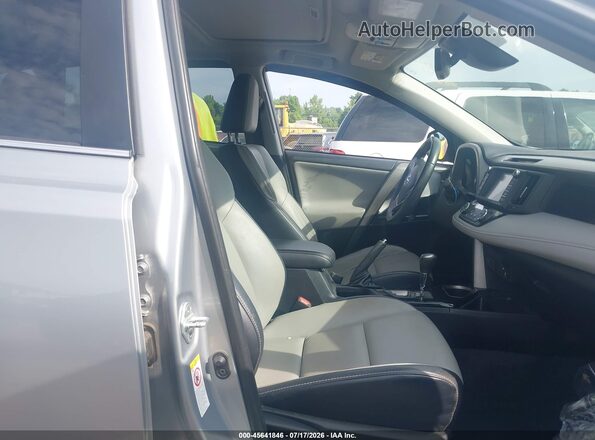 2T3DFREV0JW828796 2018 TOYOTA RAV4 Silver Вид салону спереду