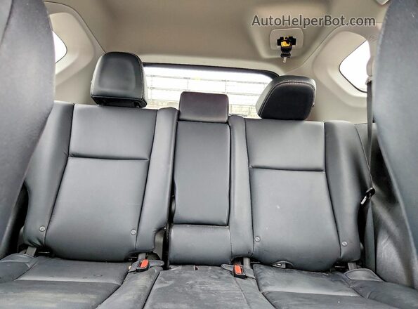 2T3DFREV2HW636936 2017 TOYOTA RAV4 Purple Widok tylnych siedzeń