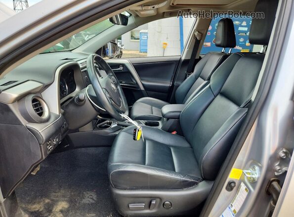 2T3DFREV5HW588543 2017 TOYOTA RAV4 Серебряный Вид салона спереди