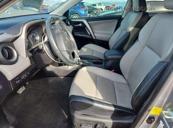 2T3DFREV6HW579687 2017 TOYOTA RAV4 Silver Вид салону спереду