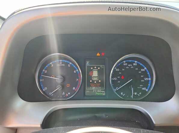 2T3DFREV7HW561800 2017 TOYOTA RAV4 Белый Вид щитка приборов