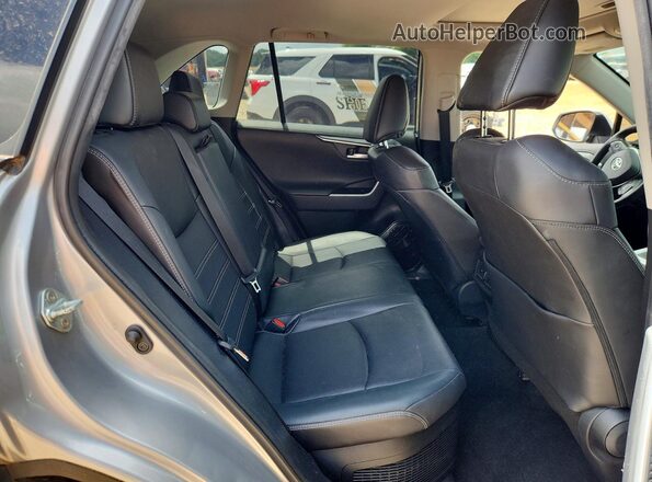 2T3DWRFV0LW067642 2020 TOYOTA RAV4 Silver Вид задньої частини салону