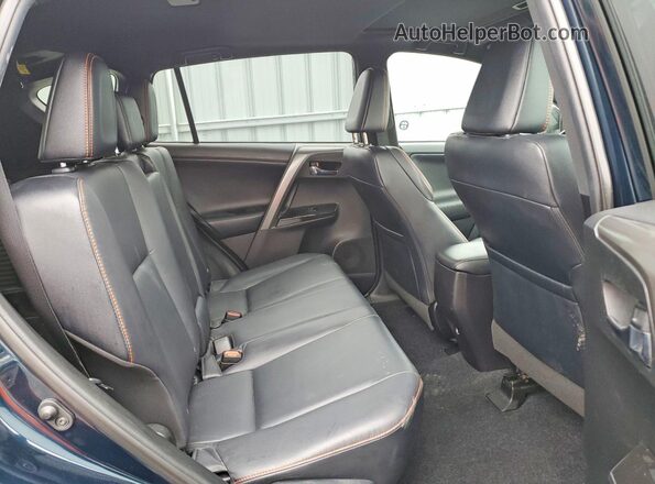 2T3JFREV2JW824896 2018 TOYOTA RAV4 Синий Вид задней части салона