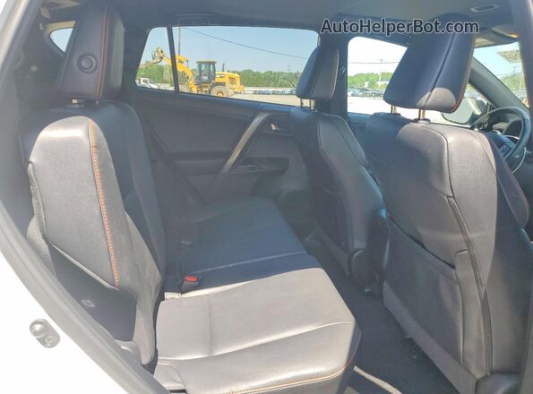 2T3JFREV8JW856221 2018 TOYOTA RAV4 White Widok tylnych siedzeń