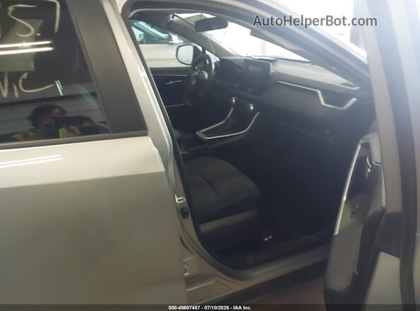 2T3P1RFV2MC205938 2021 TOYOTA RAV4 Серебряный Вид салона спереди