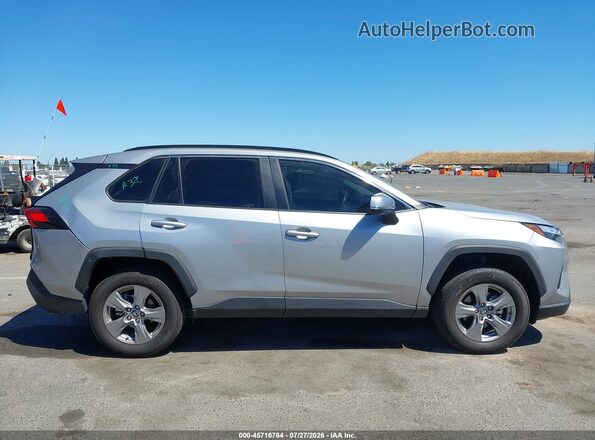 2T3P1RFV8RW489632 2024 TOYOTA RAV4 Silver Սալոնի հետևի տեսք