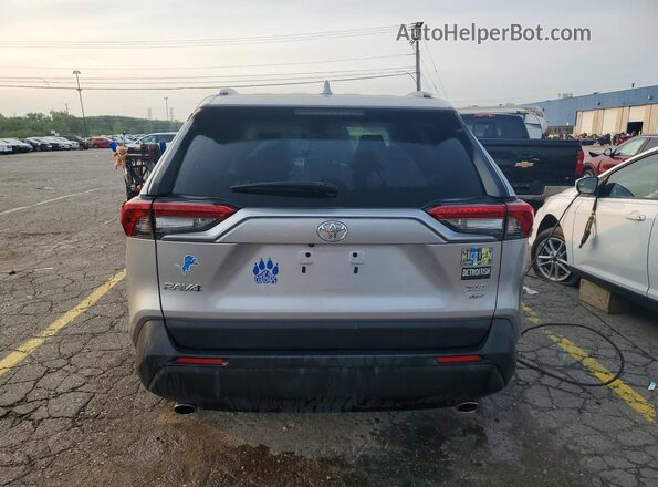 2T3P1RFVXPC357194 2023 TOYOTA RAV4 Серебряный Вид сзади