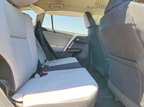 2T3RFREV1JW709967 2018 TOYOTA RAV4 White Вид задніх сидінь