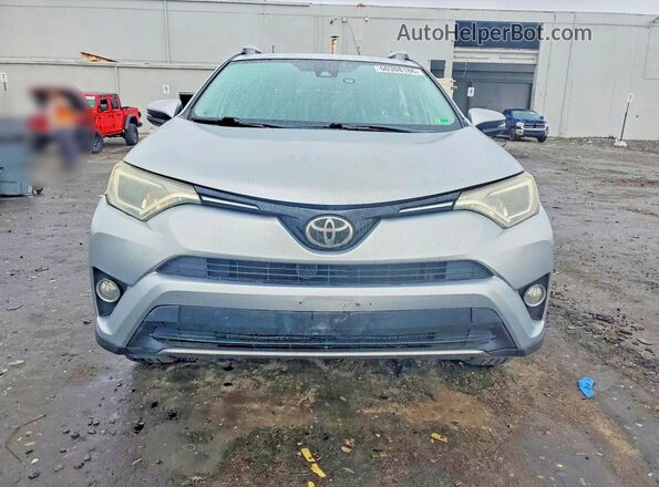 2T3RFREV4HW596784 2017 TOYOTA RAV4 Silver Widok z przodu