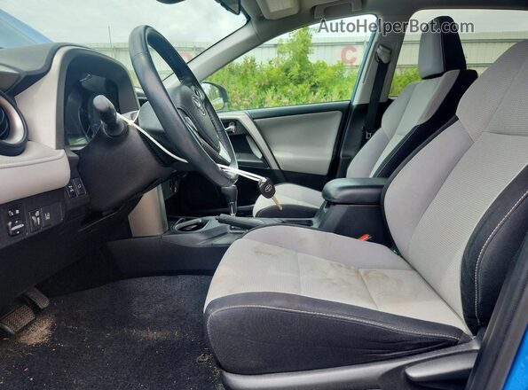 2T3RFREV5HW619120 2017 TOYOTA RAV4 Blue Widok wnętrza z przodu