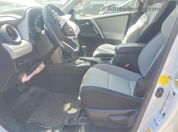 2T3RFREV6HW666382 2017 TOYOTA RAV4 Белый Вид салона спереди