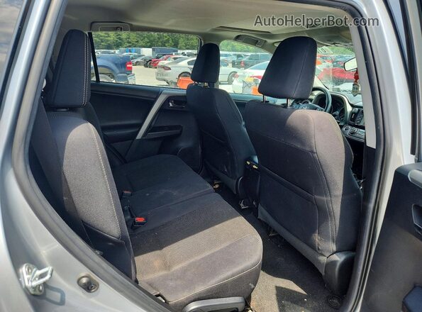 2T3RFREV6JW789802 2018 TOYOTA RAV4 Silver Вид задньої частини салону