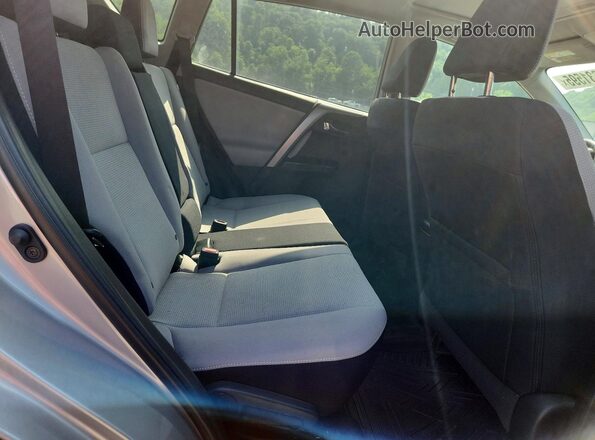 2T3RFREV6JW816142 2018 TOYOTA RAV4 Silver უკანა სალონის ხედი