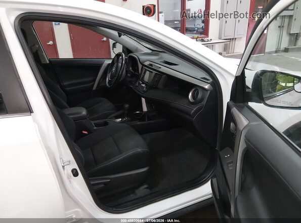 2T3RFREV9HW575980 2017 TOYOTA RAV4 White Սալոնի դիմացի տեսք