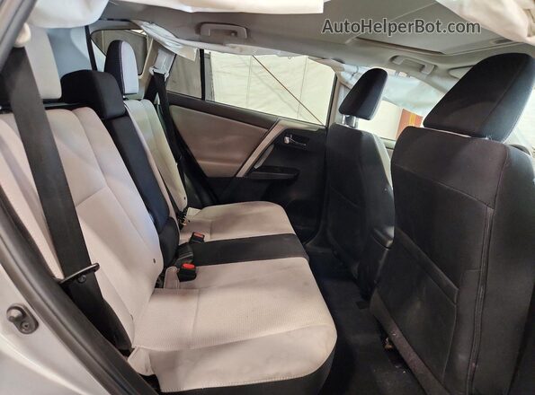 2T3RFREV9HW649849 2017 TOYOTA RAV4 Silver Widok wnętrza z tyłu