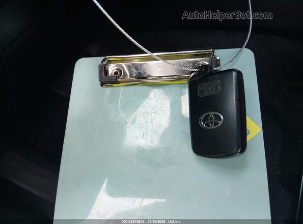 2T3RFREVXJW844137 2018 TOYOTA RAV4 Silver Vista del salpicadero