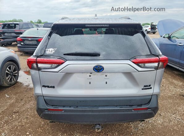 2T3RWRFV2LW084321 2020 TOYOTA RAV4 Silver Widok z tyłu
