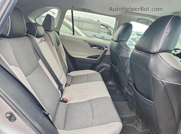 2T3RWRFV2LW084321 2020 TOYOTA RAV4 Silver Widok tylnych siedzeń