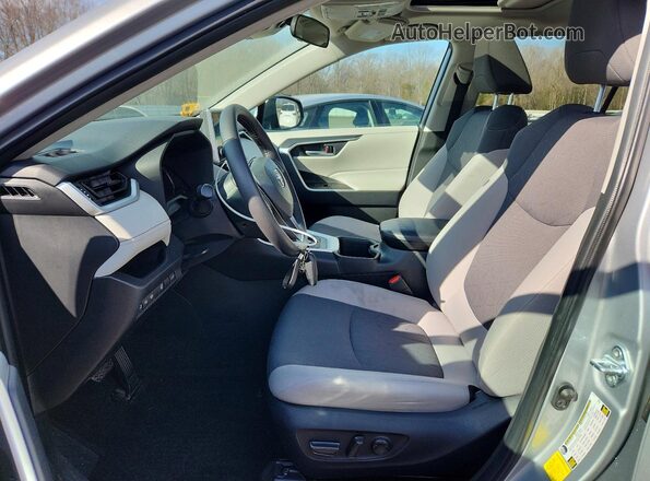 2T3RWRFV4RW248810 2024 TOYOTA RAV4 Серебряный Вид салона спереди