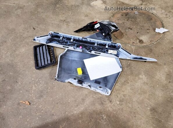 2T3T6RFV1RW067914 2024 TOYOTA RAV4 White Vista del compartimento del motor