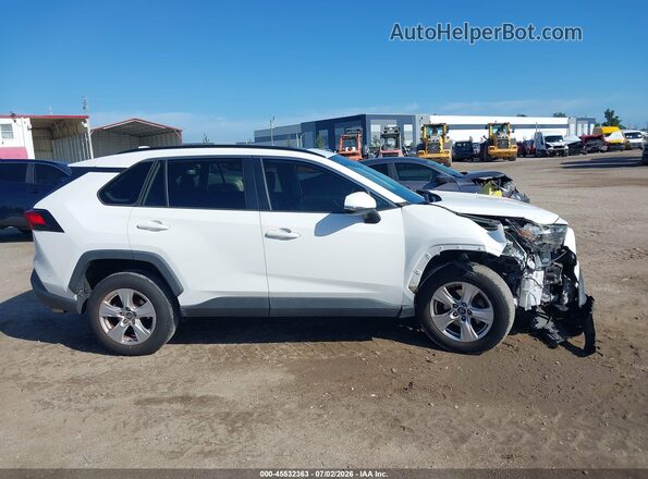 2T3W1RFV0KW013876 2019 TOYOTA RAV4 White Widok wnętrza z tyłu