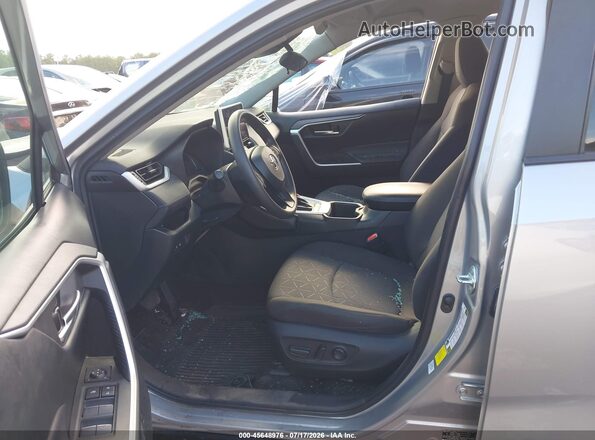 2T3W1RFV0PW251296 2023 TOYOTA RAV4 Серебряный Вид салона спереди