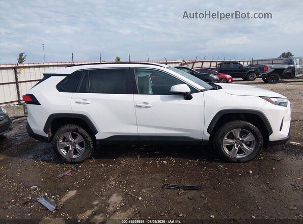 2T3W1RFV3RW329590 2024 TOYOTA RAV4 White Widok wnętrza z tyłu