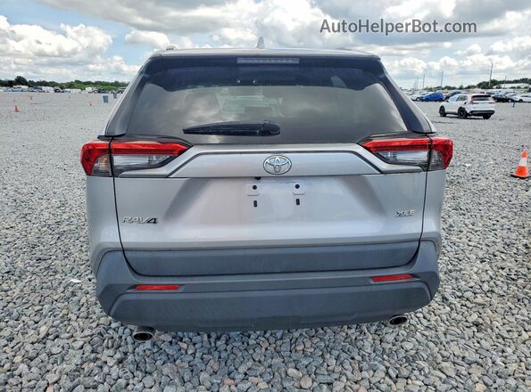 2T3W1RFV5PC224855 2023 TOYOTA RAV4 Серебряный Вид сзади