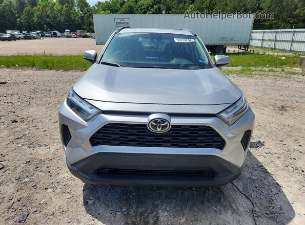 2T3W1RFV7NW190980 2022 TOYOTA RAV4 Серебряный Вид спереди