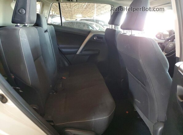 2T3WFREV0HW320119 2017 TOYOTA RAV4 White Vista de los asientos traseros