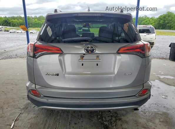 2T3WFREV4HW394692 2017 TOYOTA RAV4 Silver Widok z tyłu