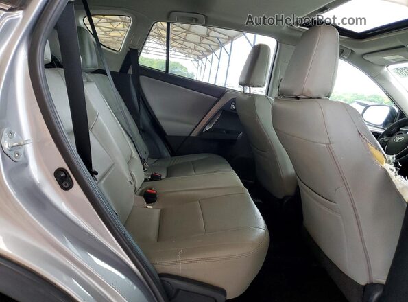 2T3WFREV4HW394692 2017 TOYOTA RAV4 Silver Widok tylnych siedzeń