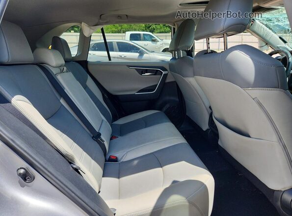 2T3Y1RFV0MC161054 2021 TOYOTA RAV4 Silver Вид задньої частини салону