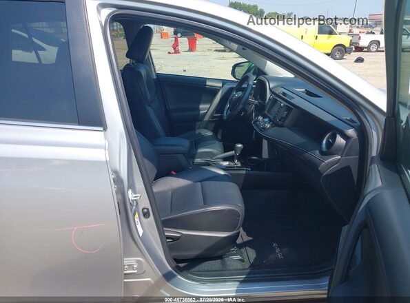 2T3YFREV0HW323157 2017 TOYOTA RAV4 Silver Вид салону спереду