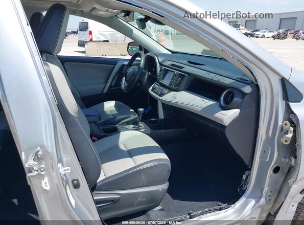 2T3YFREV0HW378711 2017 TOYOTA RAV4 Silver Вид салону спереду