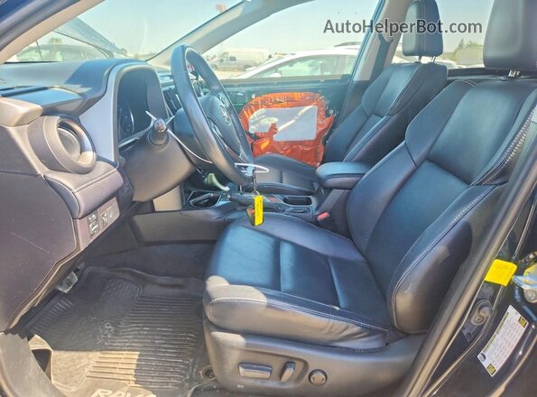 2T3YFREV9JW479171 2018 TOYOTA RAV4 Синий Вид салона спереди
