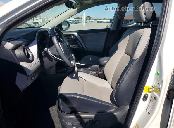 2T3YFREVXHW341018 2017 TOYOTA RAV4 White Widok wnętrza z przodu