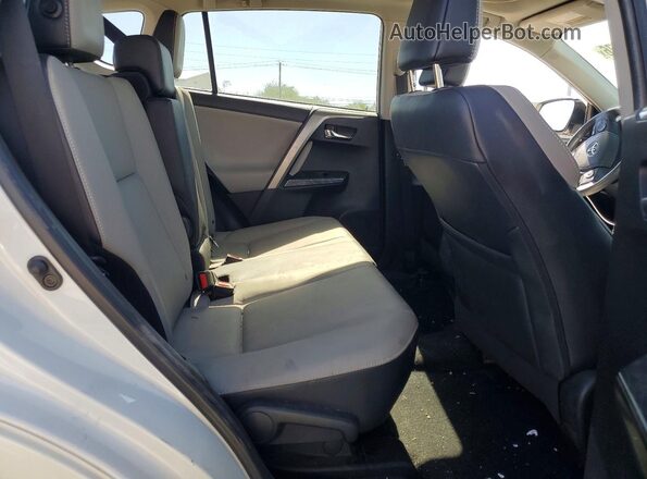 2T3YFREVXHW341018 2017 TOYOTA RAV4 White Widok wnętrza z tyłu
