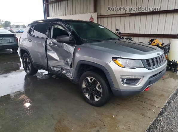 3C4NJDDB3JT441843 2018 JEEP COMPASS Silver Widok z przodu