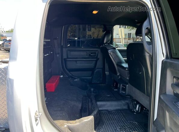 3C7WRTCLXPG513448 2023 RAM 3500 White Front interior view