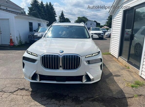 5UX23EM0XS9X97121 2025 BMW X7 White Вид салону спереду