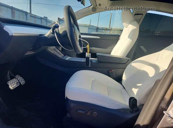 7SAYGDEE7SF240633 2025 TESLA MODEL Серебряный Вид панели приборов