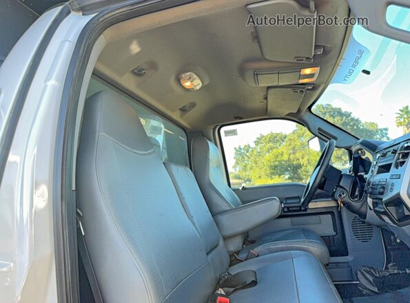 1FDNF6DE3NDF08598 2022 FORD F650 White Vista interior delantera
