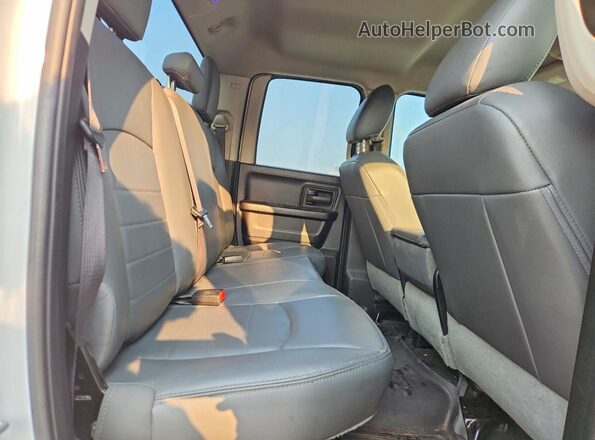 1C6RR7FT8KS677125 2019 RAM 1500 White Widok wnętrza z tyłu
