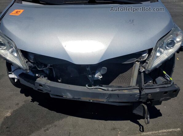 5TDKZ3DCXLS054458 2020 TOYOTA SIENNA Silver Vista del compartimento del motor