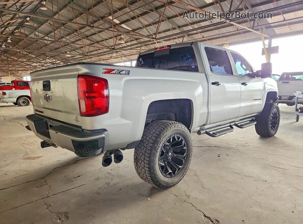 3GCUKSEC8JG176074 2018 CHEVROLET SILVERADO Серебряный Передняя правая четверть