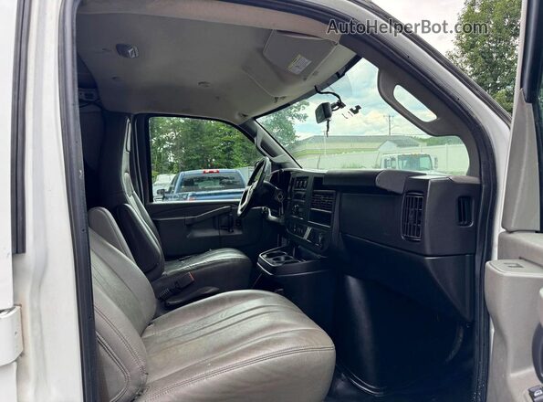 1GCWGBFB2K1196904 2019 CHEVROLET EXPRESS White Вид щитка приладів