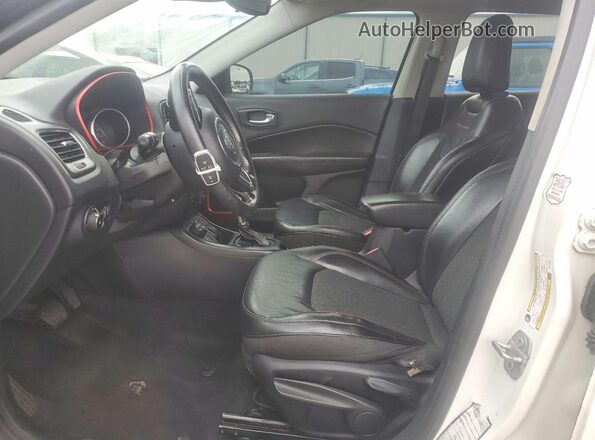 3C4NJDDB6JT451332 2018 JEEP COMPASS White Dashboard view