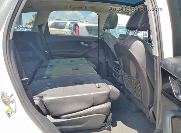 WA1LAAF79HD003482 2017 AUDI Q7 White Вид задньої частини салону